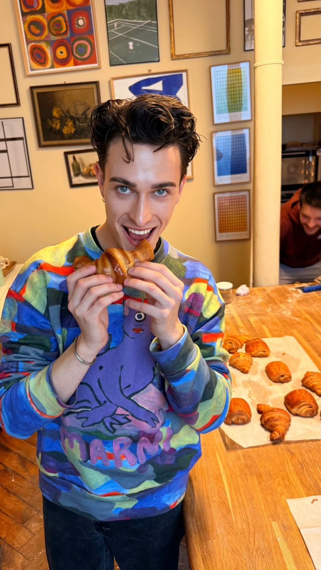 Compagnon gay haut de gamme Paris — moment lifestyle décontracté, élégance naturelle