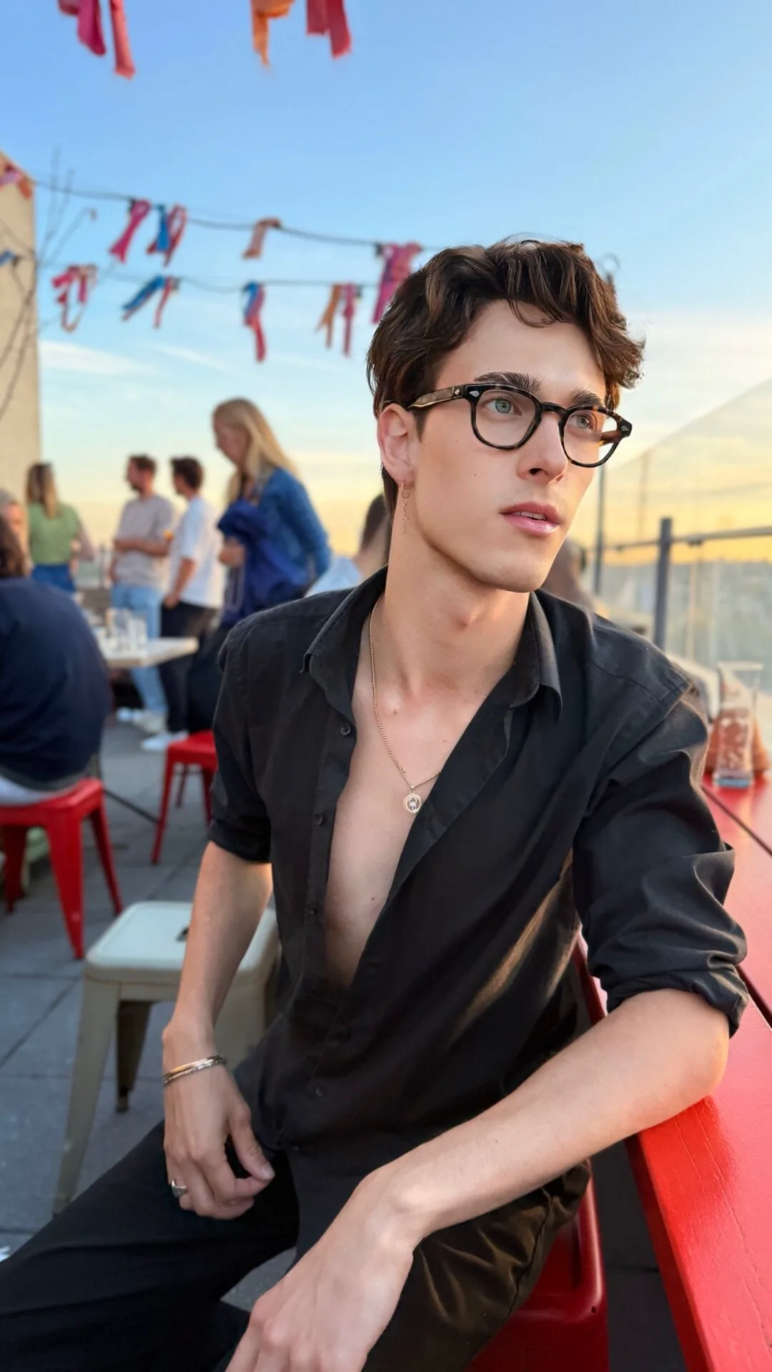 Escort gay Paris — terrasse rooftop au coucher de soleil, vue panoramique sur la ville