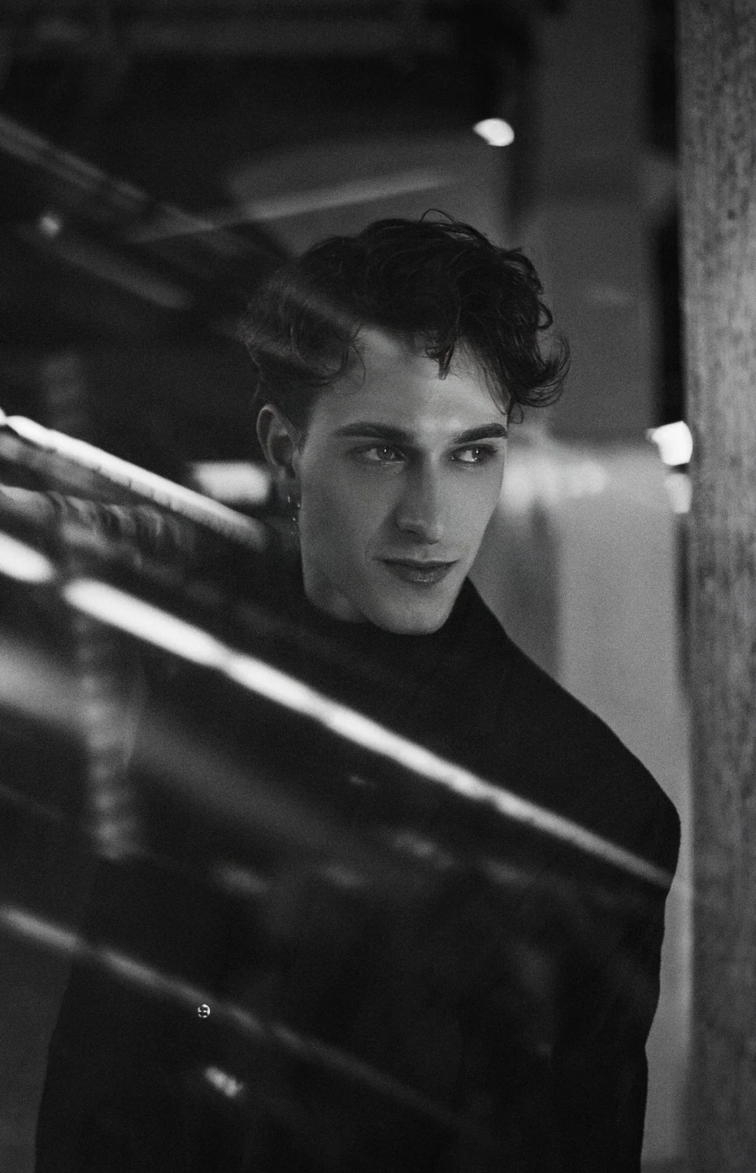 Compagnon gay raffiné à Paris — portrait éditorial noir et blanc, lumière rasante de parking souterrain