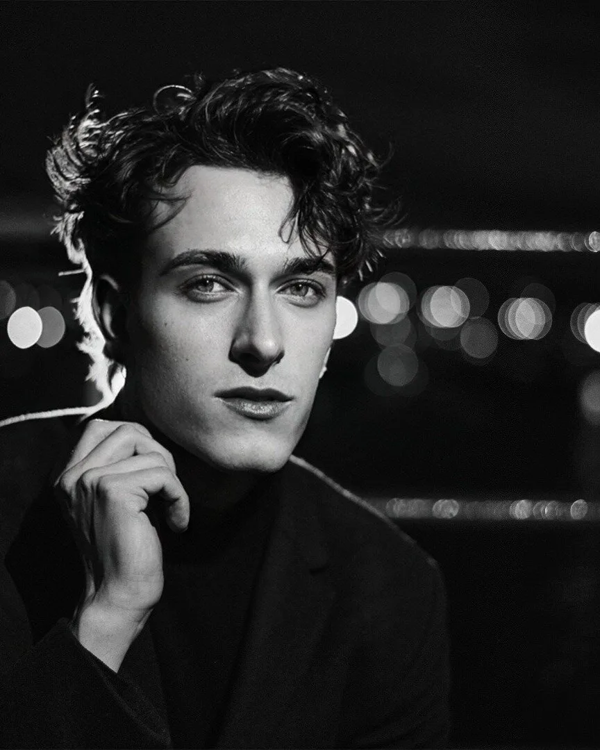Portrait de Jules Sauvage — noir et blanc éditorial, Paris by night